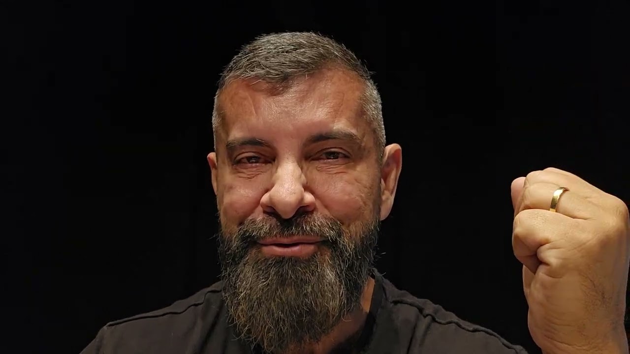 Você faz tudo pela pessoa e ela te faz sofrer, eu acho que a culpa é sua.