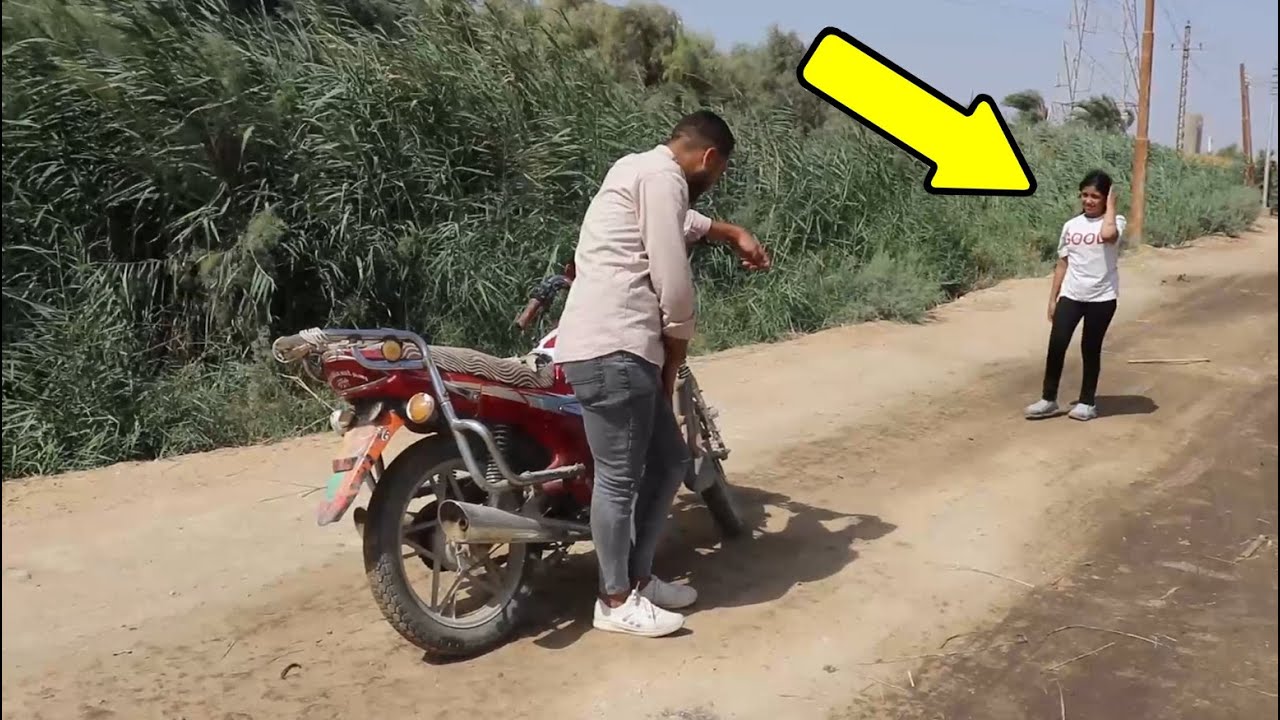 بنت صغيره يجرى وراها رجل بموتوسكل فى عذ النهار ! والبنت تكتشف ان ابوها بلطجى ! شوف حصل اي
