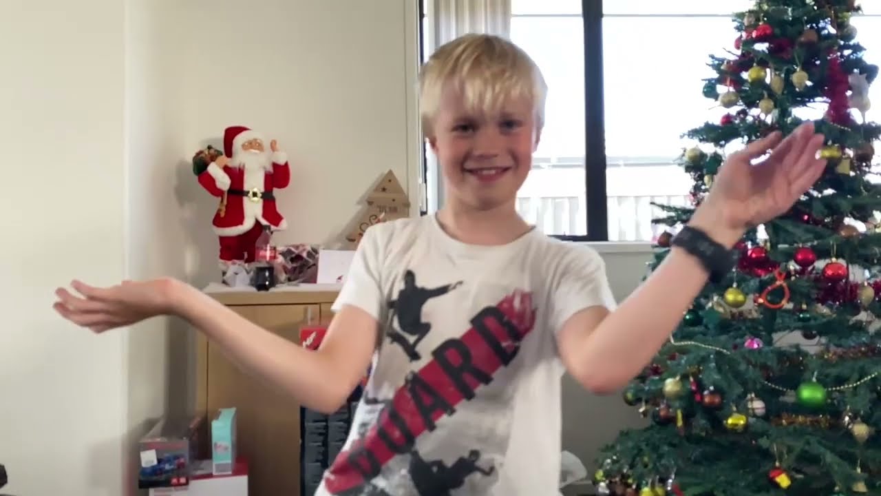 CHEAP VS. EXPENSIVE GIFTS! #christmas #gift #fun