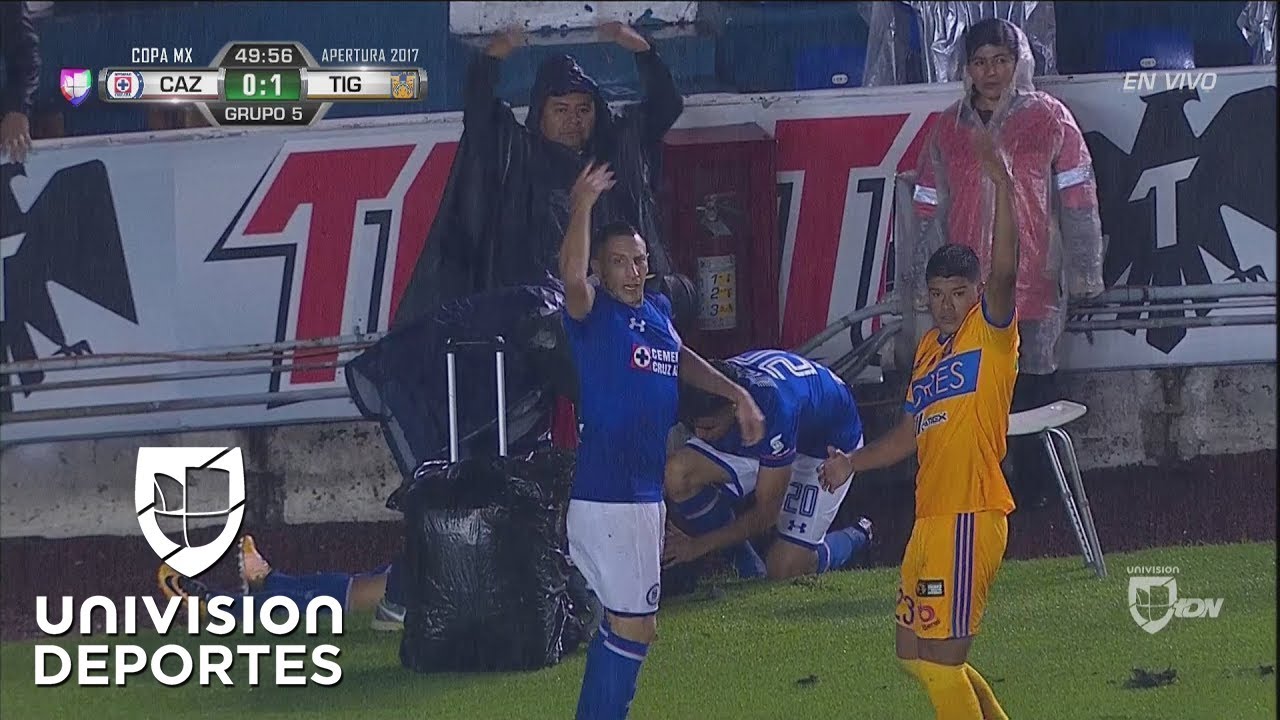 ¡Alarma en el Azul! Víctor Zúñiga se lesiona con una silla y termina inconsciente