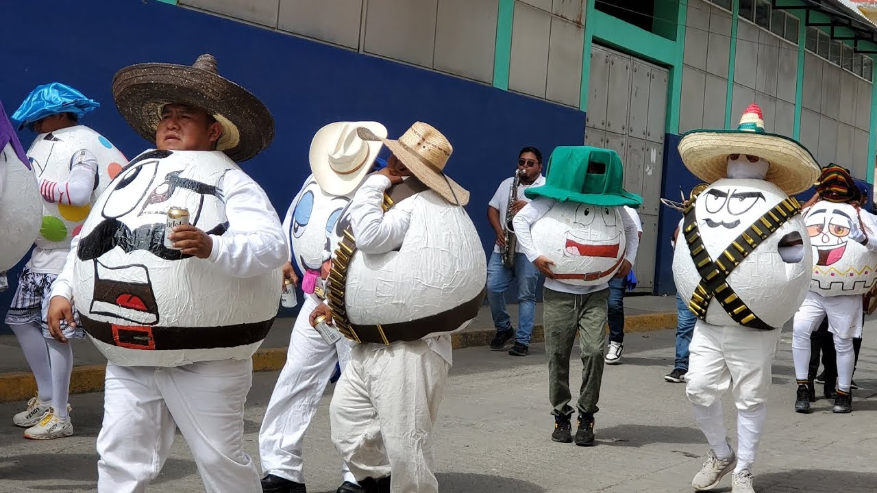 HUEVO CARTOON EN EL CARNAVAL PUTLECO