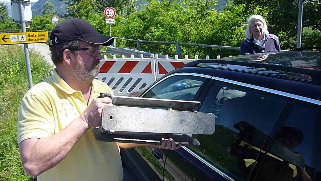 Mann versucht BMW Scheibe einzuschlagen / Man try to break a window on a BMW / FAIL