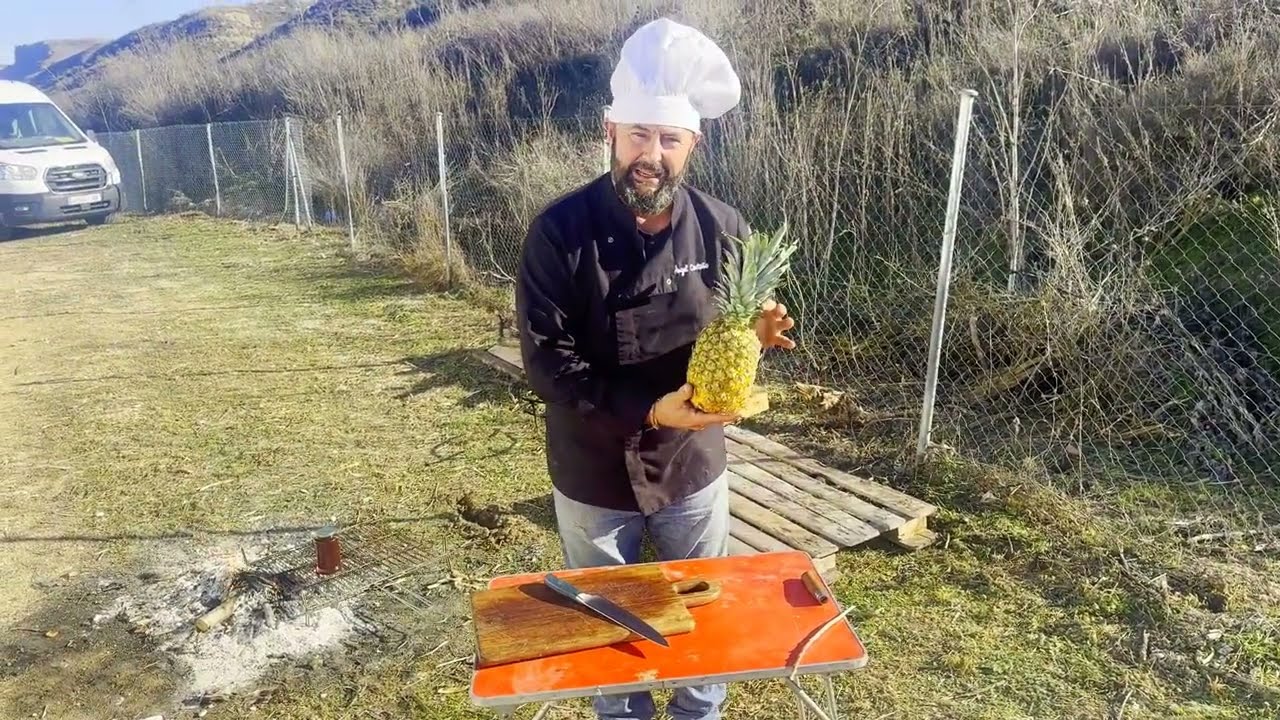 PIÑA CON MIEL COMO SI FUERA UN RAMO DE FLORES