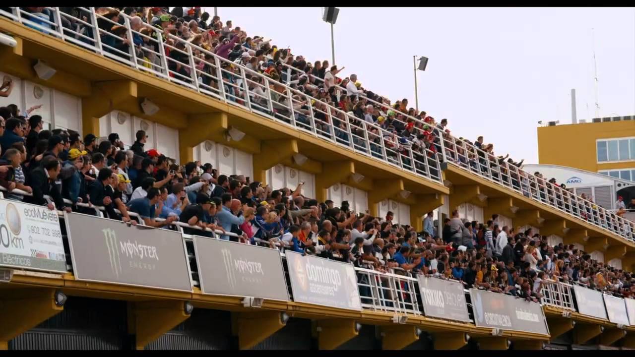 MotoGP Valencia 2013 Pedrosa vs Lorenzo fight (Rossi vs Marquez at 2015 Sepang race alike?)
