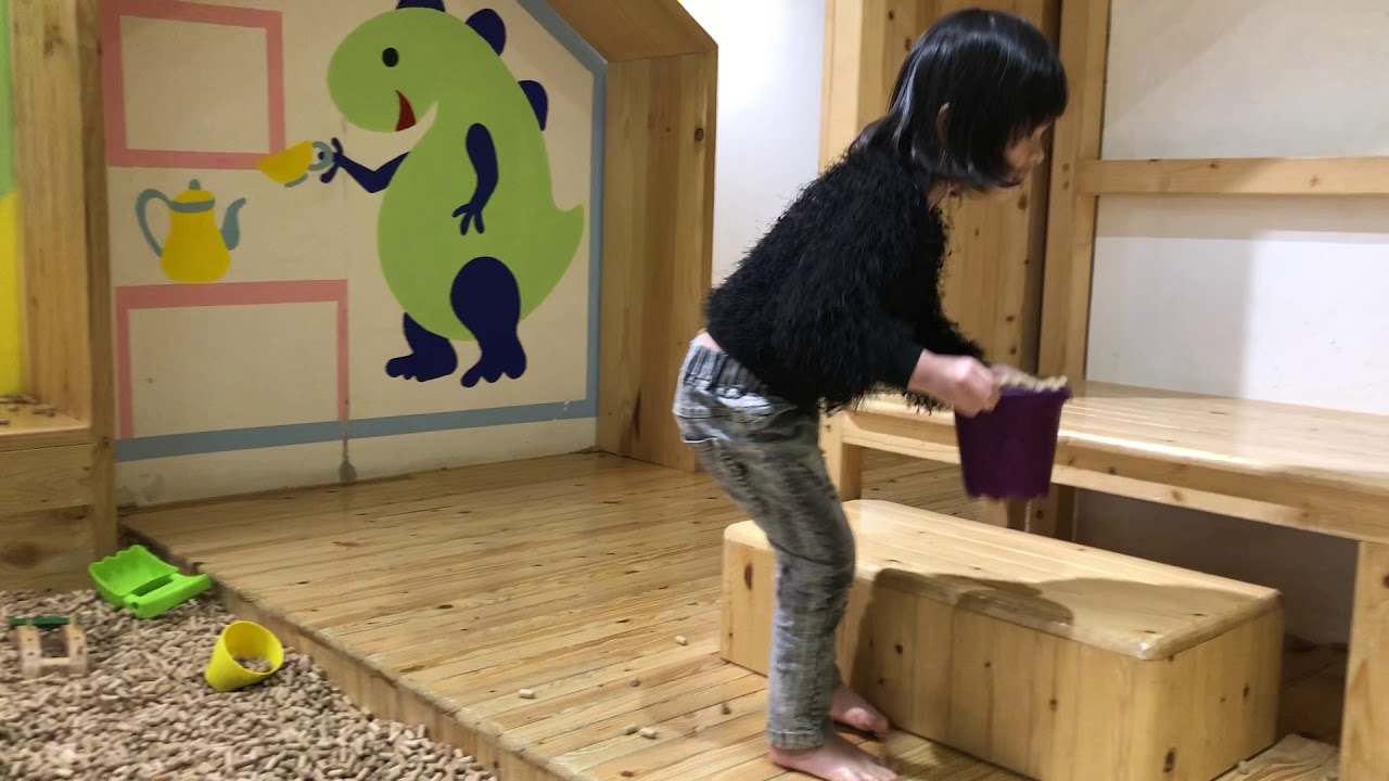Mona Đái Dầm Mặt Rất Hình Sự