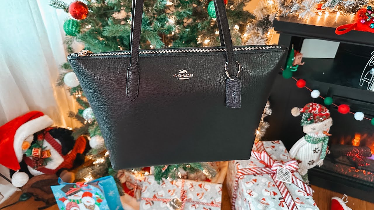 What’s in my bag?! | Vlogmas