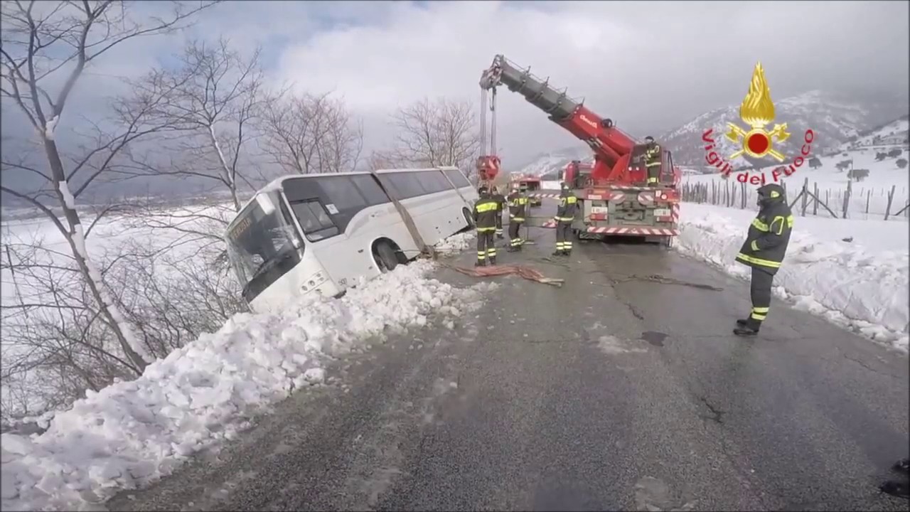 Neve a Sigillo, pullman nella scarpata: il recupero dei pompieri con la gru