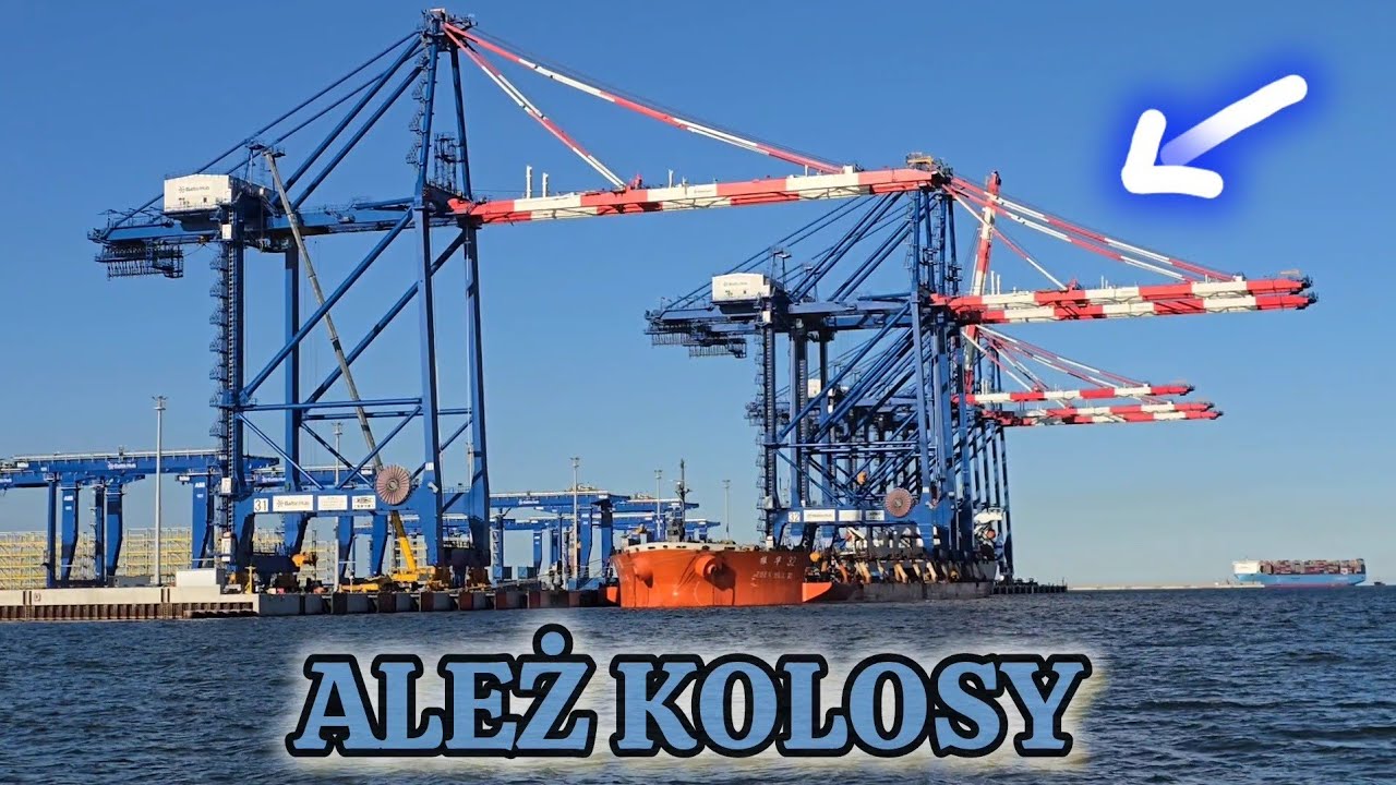 15 marca 2025. Trwają prace na nowej suwnicy. Wpływa wielki kontenerowiec Adrian Maersk.