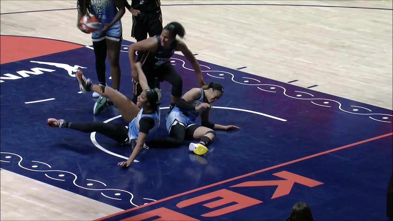 🤐 Angel Reese SHOVED DOWN After Chennedy Carter Takes Angel's Knee To Back Of HEAD! Chicago Sky WNBA