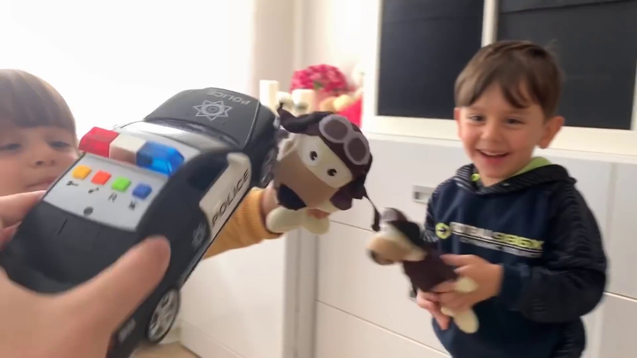 Yusuf'la Fatih Selim oyuncak odasında oyun oynuyorlar tüm oyuncaklar yine çıkmış çok eğlenceli oyun