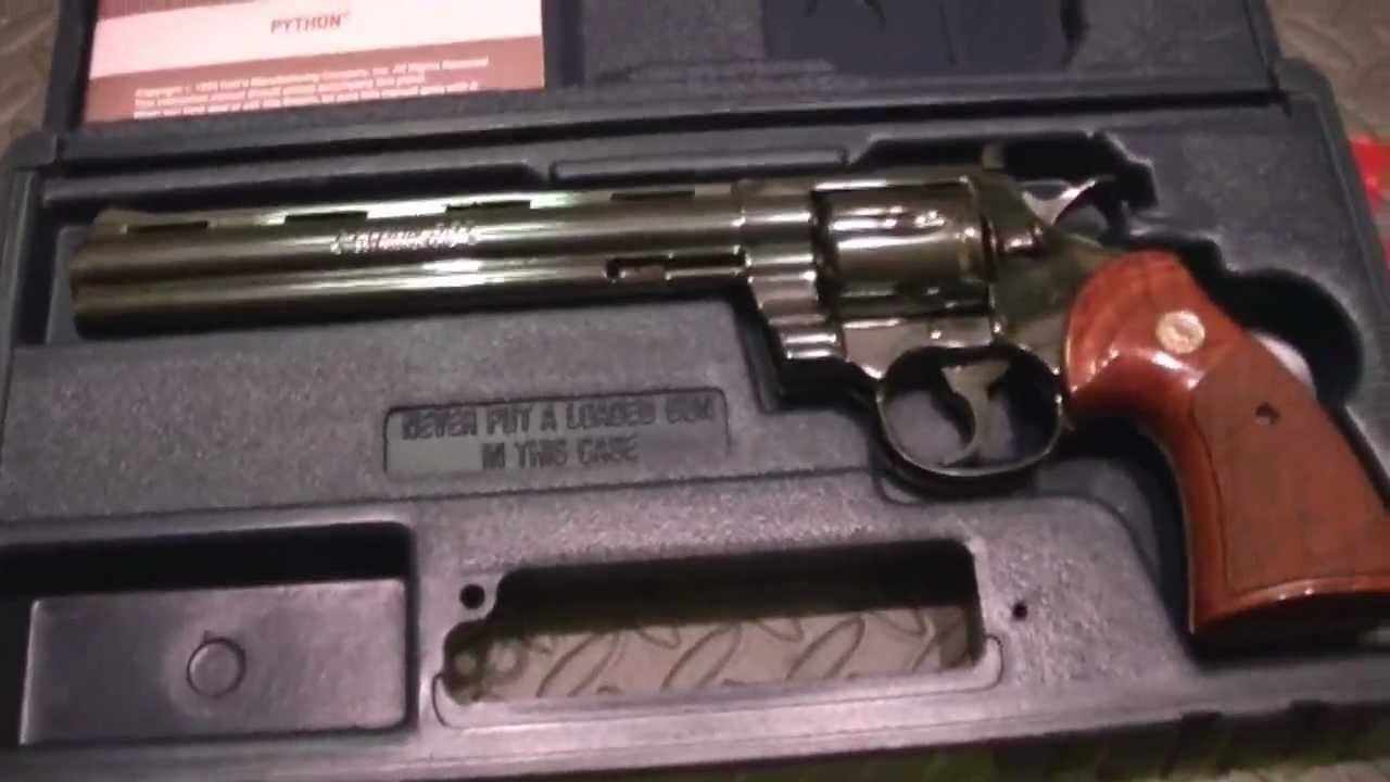 Colt Python .357 Magnum, ствол 8 дюймов, отделка Royal Blue, рукоятки из орехового дерева Colt Or...