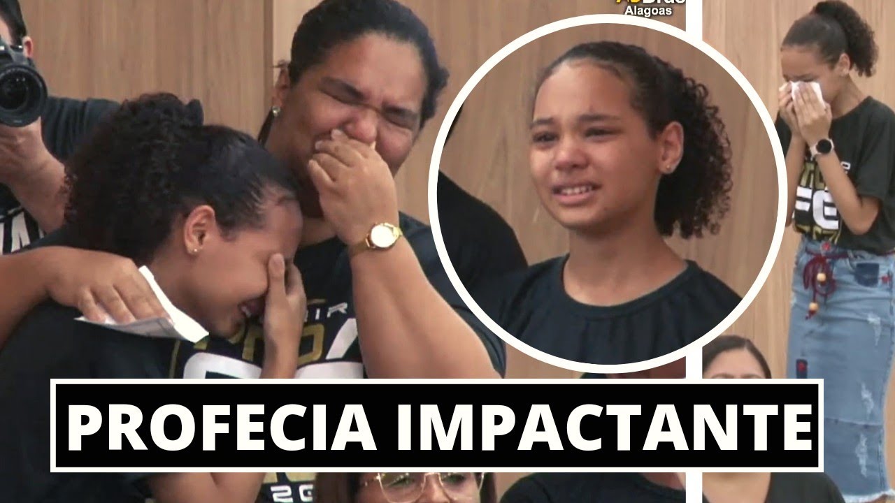Maria Marçal cai no chão em lágrimas ao receber profecia na AD Brás Alagoas