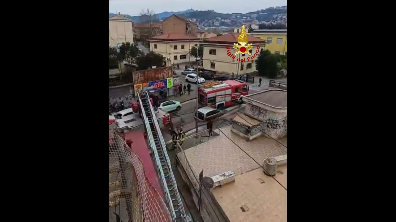 Incendio nel quartiere di Pastena, a Salerno