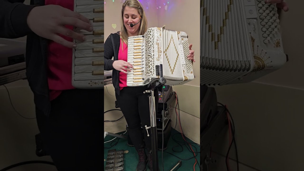 PAULA Y SU ACORDEON TINEO