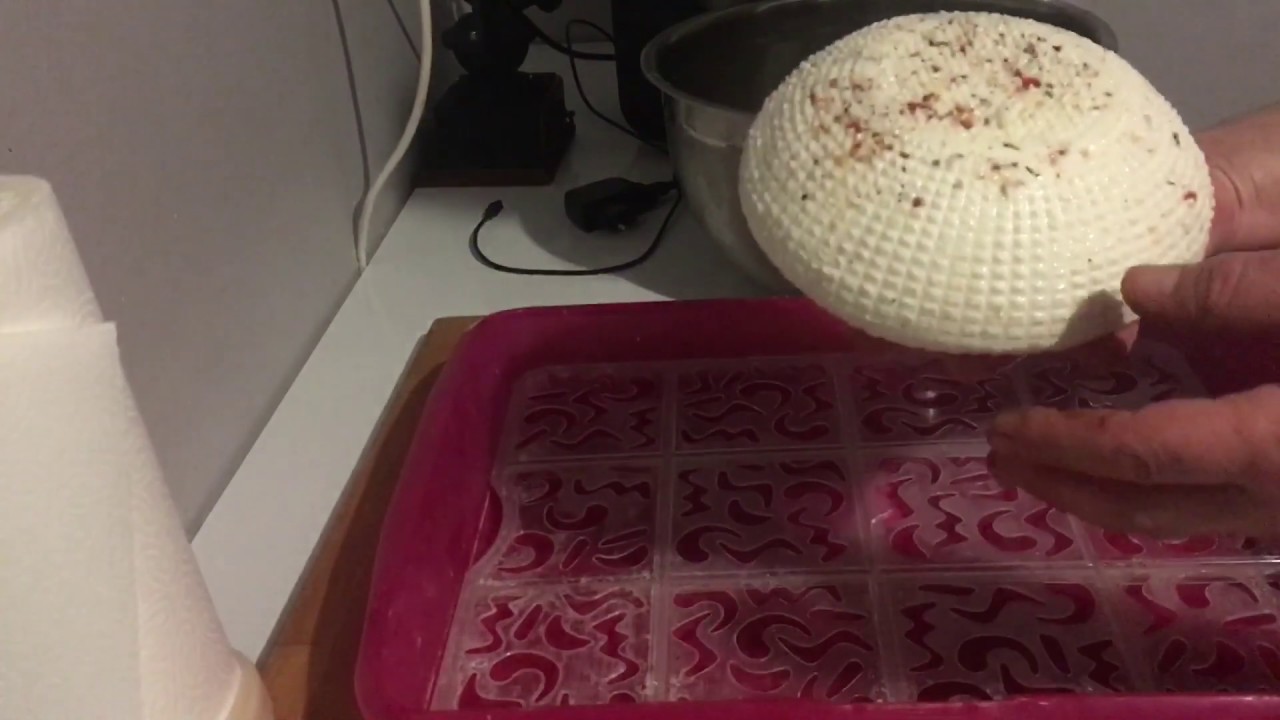 Ser typu  koryciński z suszonymi pomidorami , bazylią i czosnkiem