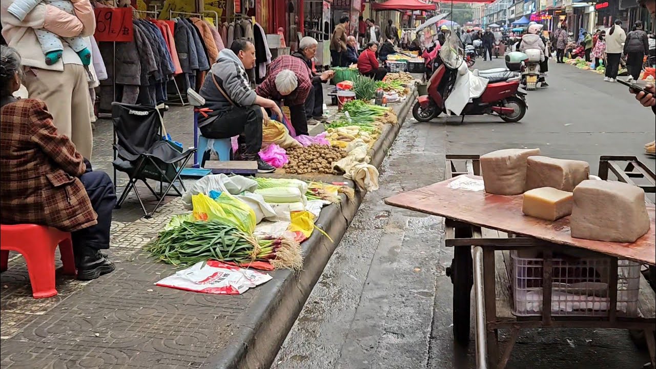 中国湖南年底市场集市，老年人消费的市场
