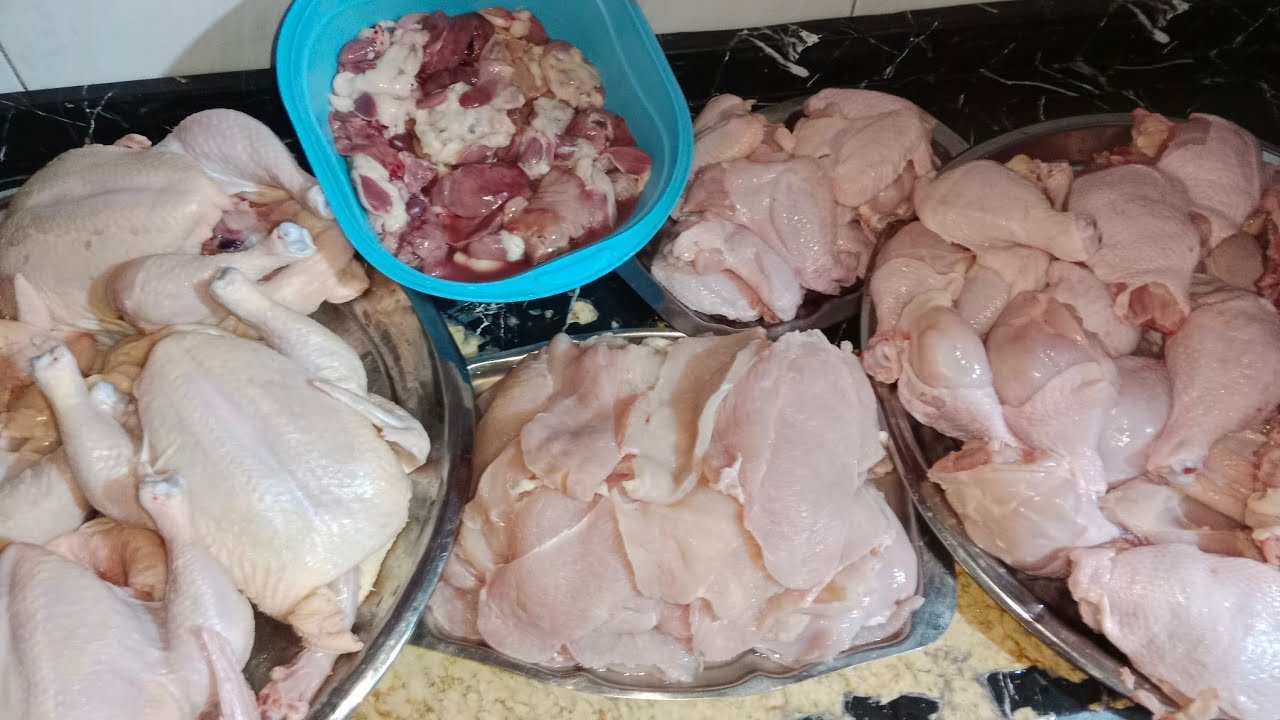 دبحت كمية الفراخ كلها الايد الشقيانة كسبانة ببركة ربنا وطلعنا احلا بانية ودبابيس  🐔👍👍