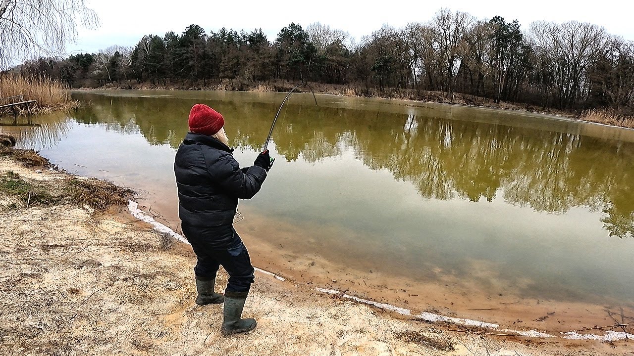 СПІНІНГ СКЛАВСЯ НАВПІЛ ДО САМОЇ РУЧКИ! Ловля щуки та окуня взимку! Рибалка на спінінг 2023