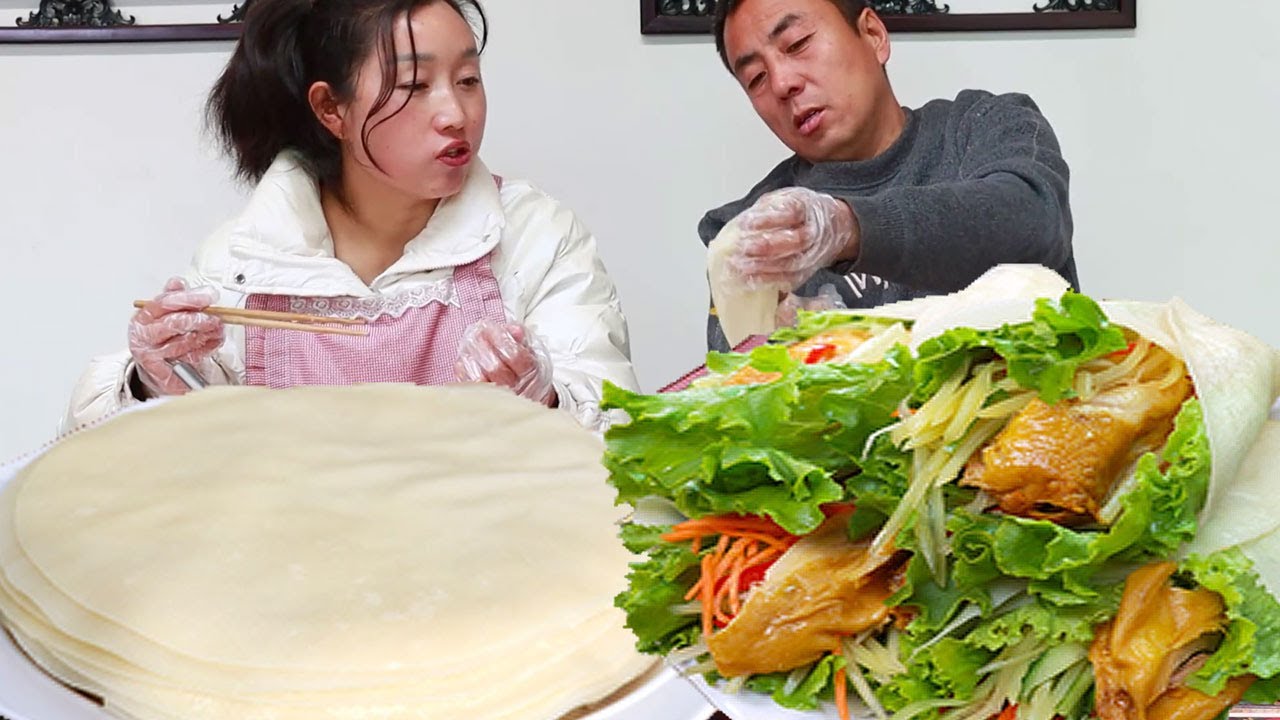 蒸几十张春饼张张薄如纸，劲道柔软有韧性，饼皮卷菜越嚼越香！【陕北改艳】
