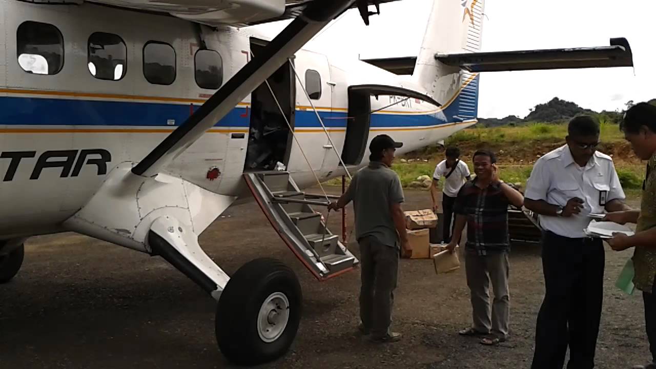 Twin Otter Landing Long Apung Indonesia