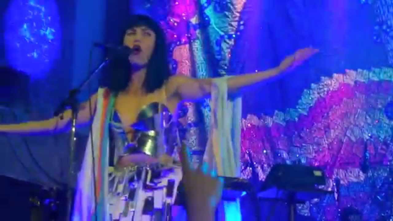 Kimbra performs Teen Heat live
