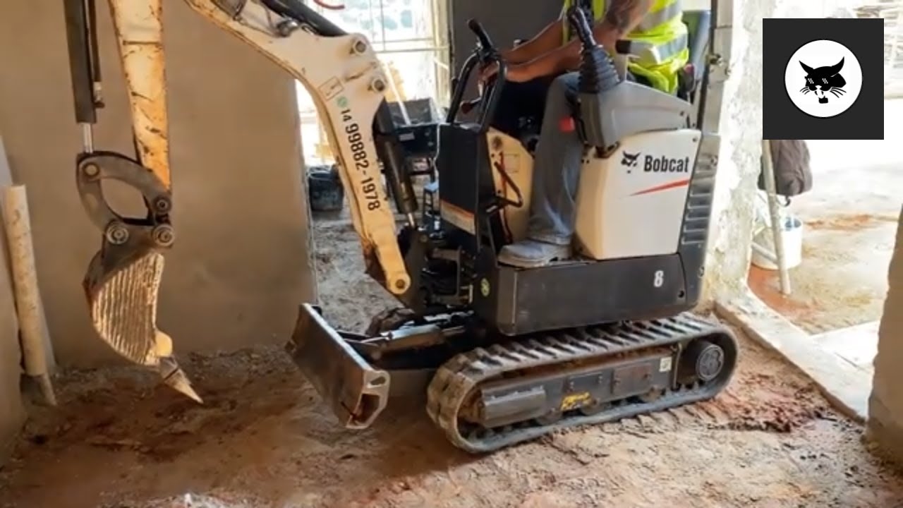 Mini Retroescavadeira Bobcat Nivelando Obra