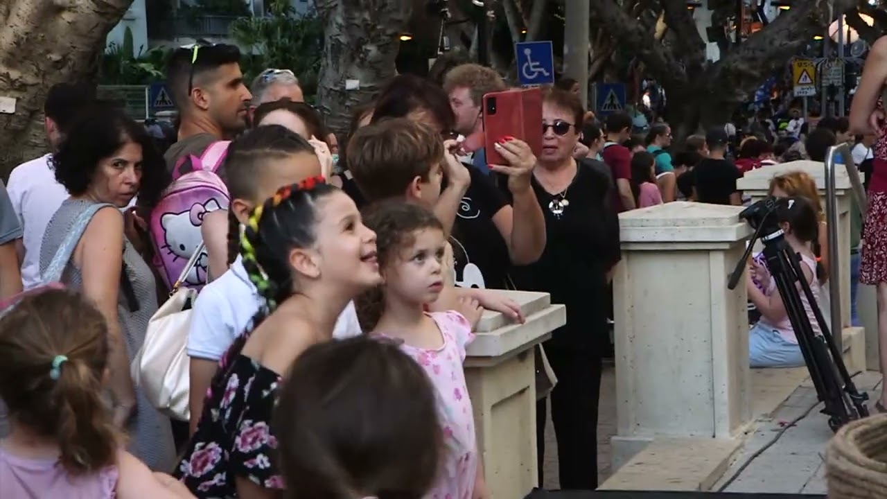נחש וחלילה- פסטיבל הפסלים החיים הבינלאומי ברחובות 2022
