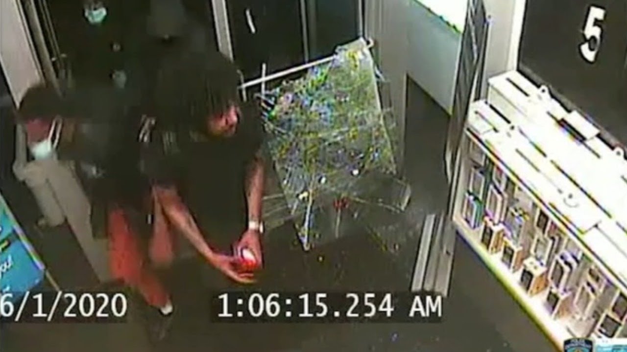 Group on camera shown looting cell phone store in Manhattan