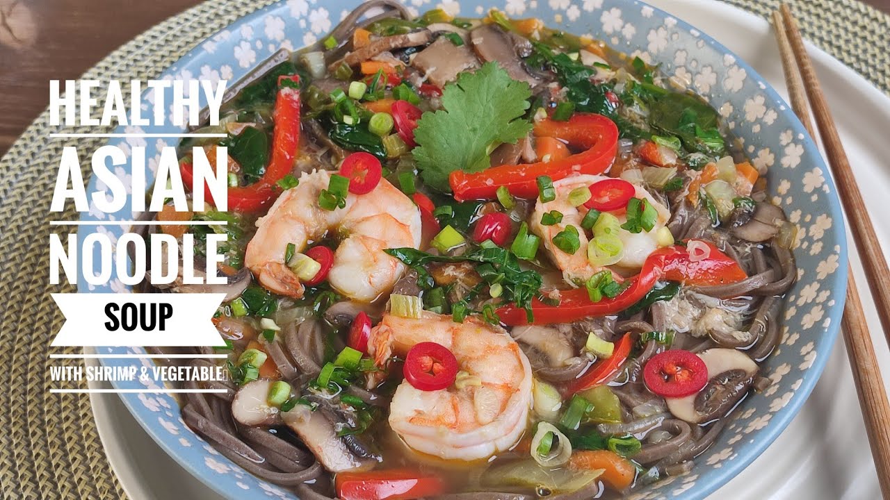 Азиатский суп с лапшой соба с креветками и овощами