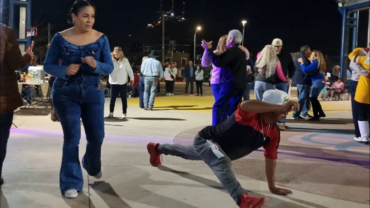 Un pequeñín le da sopa al Chirimoyo bailando con Grupo Dos-Tres 