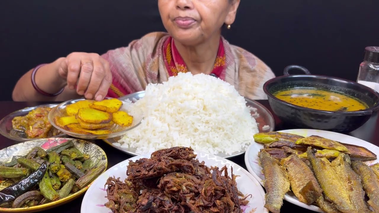 BIGBITES, EATING COMFORT FOOD, TOK DAL, ALU VAJA, BEGUN VORTA, MACH VSJA, CHUNO MACHER PAKORA।।