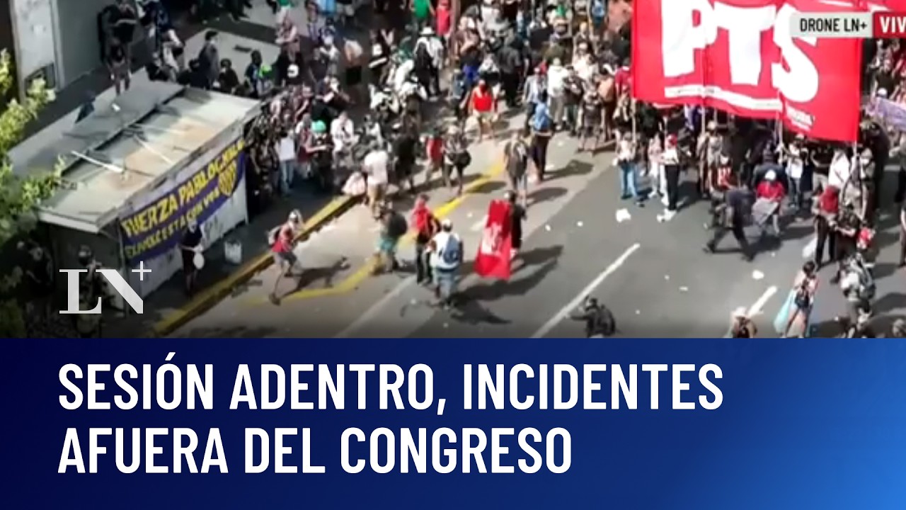 Tensión e incidentes afuera del Congreso: manifestantes golpean las vallas