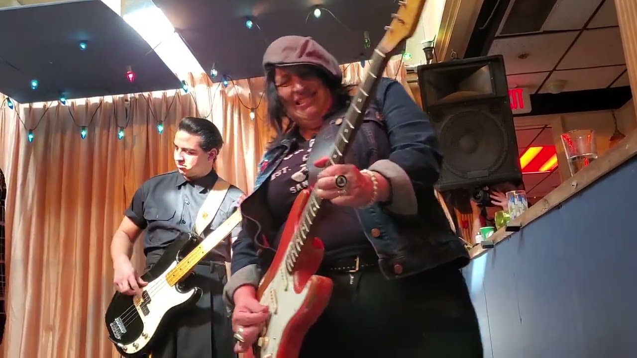 Queen of the Wires / Chickenbone Slim and the Biscuits featuring. Laura Chavez