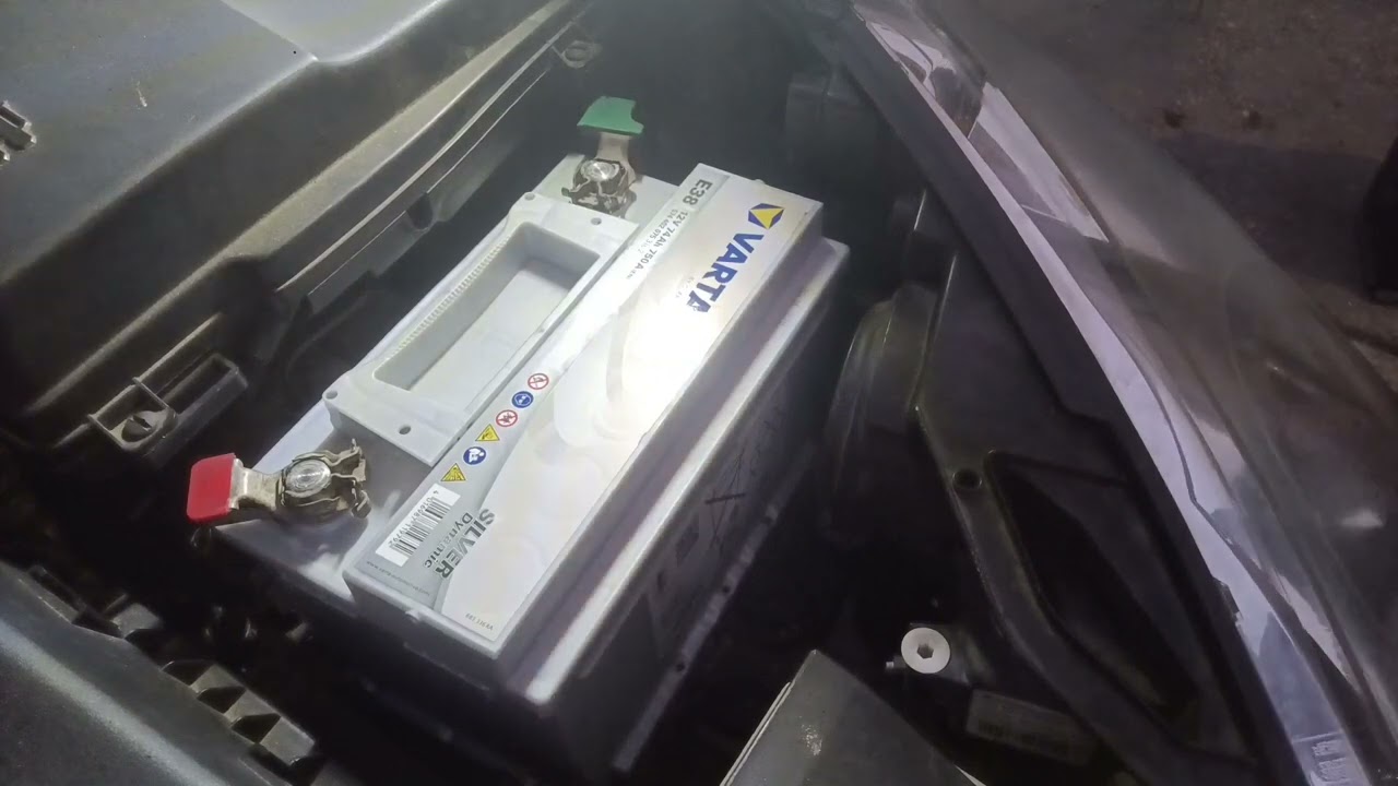 Sustitución de la batería de un Peugeot 407 HDI.
