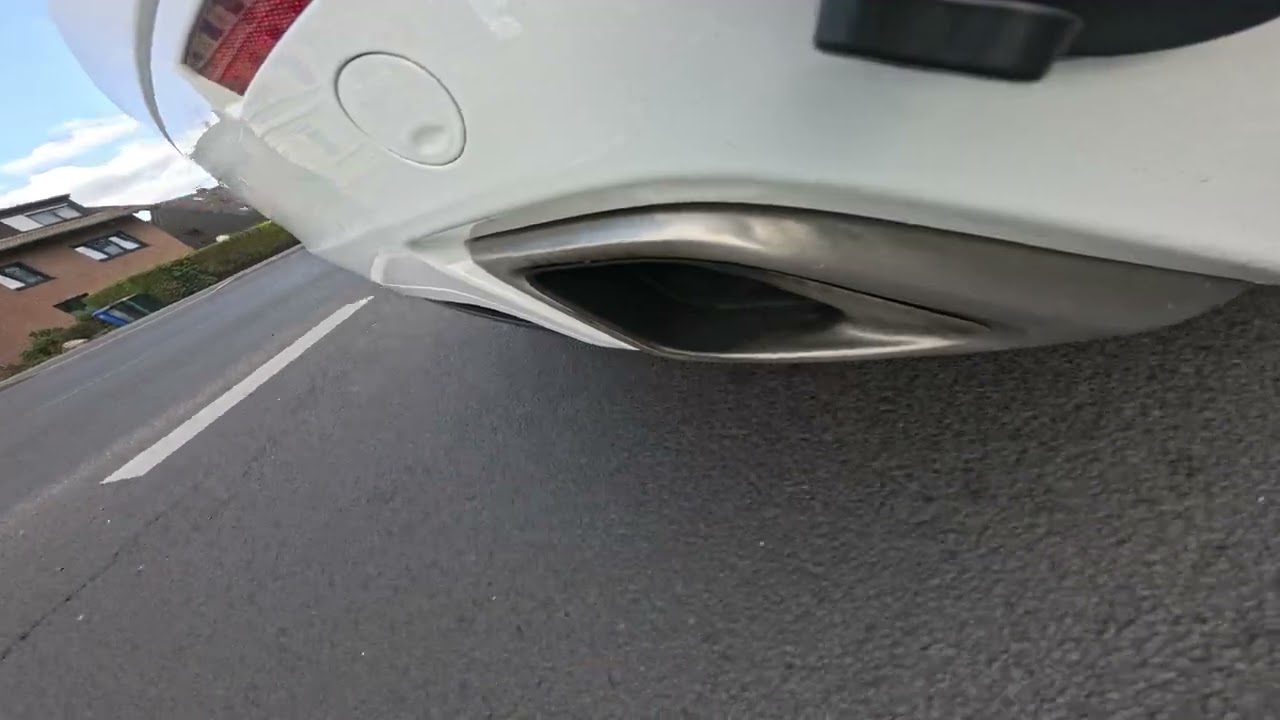 Insignia OPC original Gen 1 Auspuff mit modifizierter Ansaugung und Downpipe.