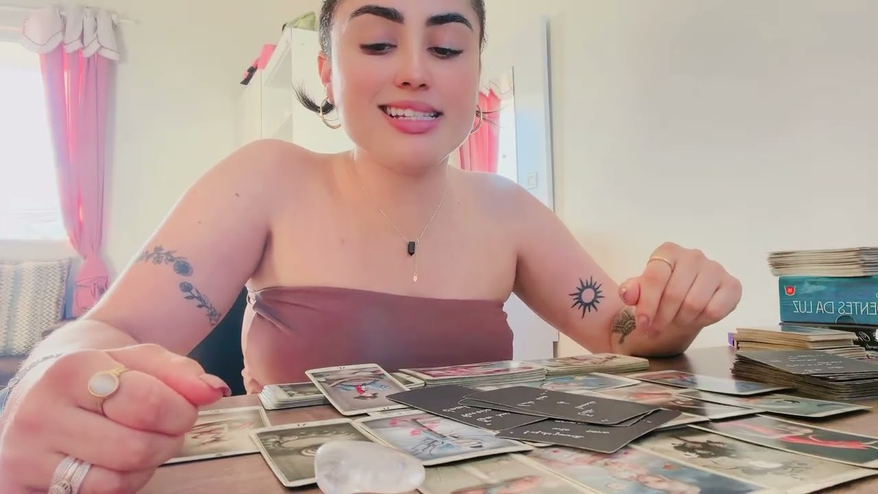 ELA NÃO CONSGUE ESQUECER O QUE FEZ 💔( o que diria se tivesse coragem ? #tarotamor 