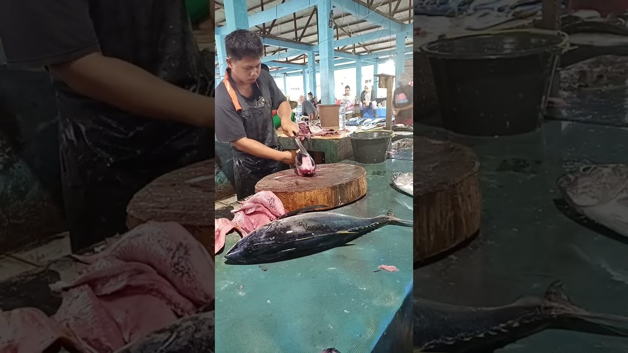 This young man is agile at cutting small tuna fish 