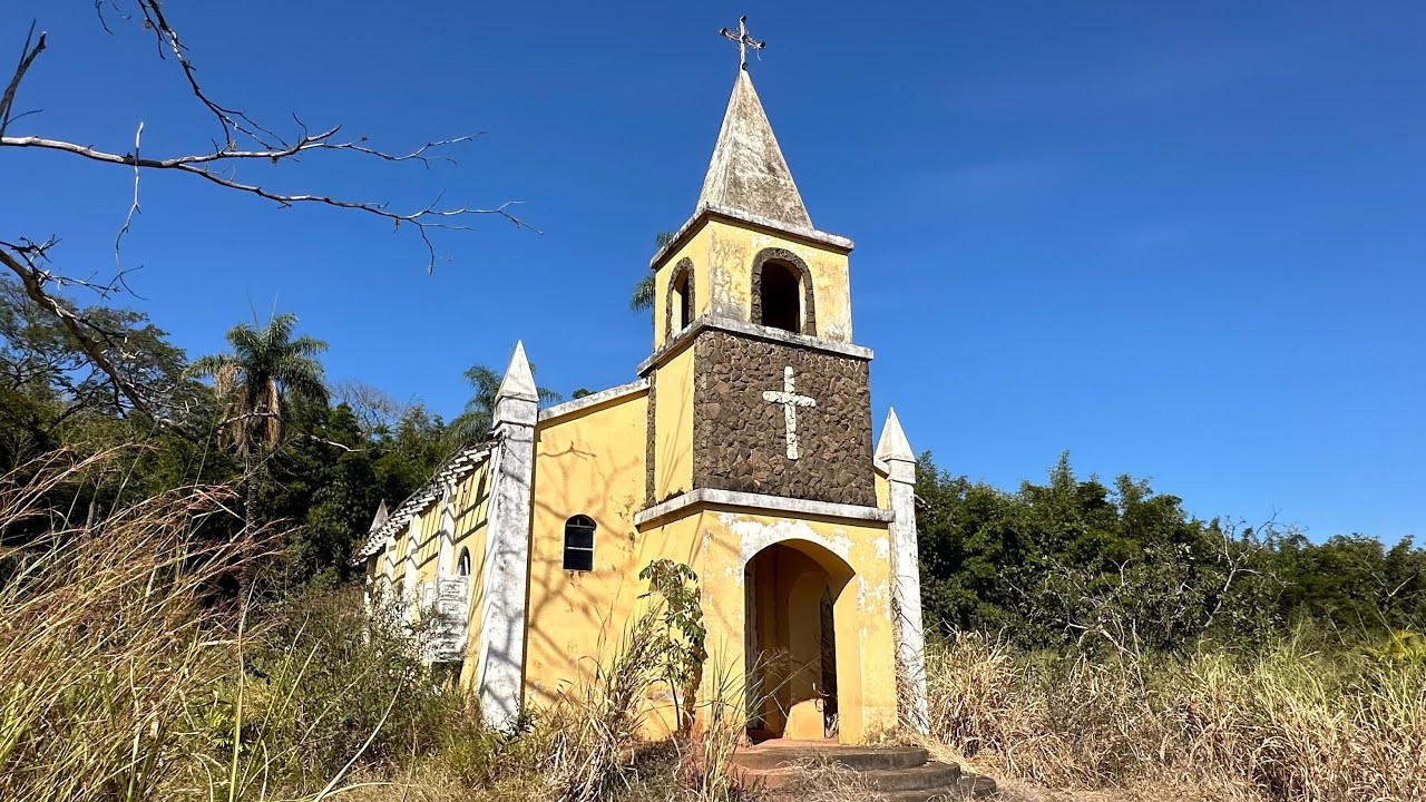 CAPELA ABANDONADA no MEIO da MATA com PINTURAS feitas M&Atilde;O