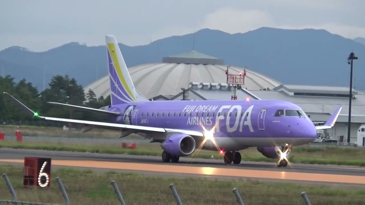 離陸時のエンジンの爆音…なんか元気がもらえます…ランウエイ36から空へ…FDA 6号機　エンブライエル175　　標高657m 松本空港はなぜ「日本一離着陸が難しい」…山に囲まれた信州まつもと空港…