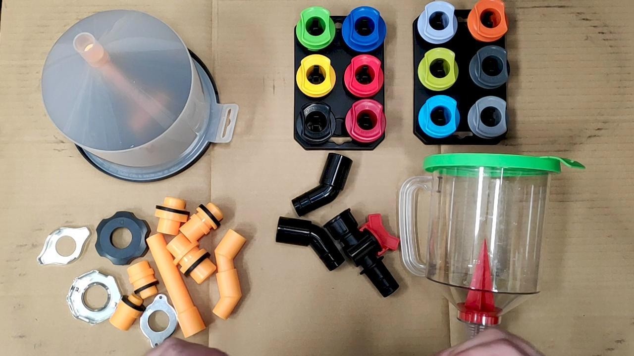 Embudos y adaptadores para rellenar el aceite de motor y el refrigerante cómodamente sin ensuciar