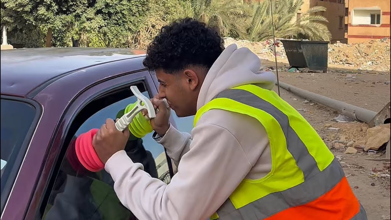شاب يفعل شي غريب في سيارات الجراج والسبب 😱