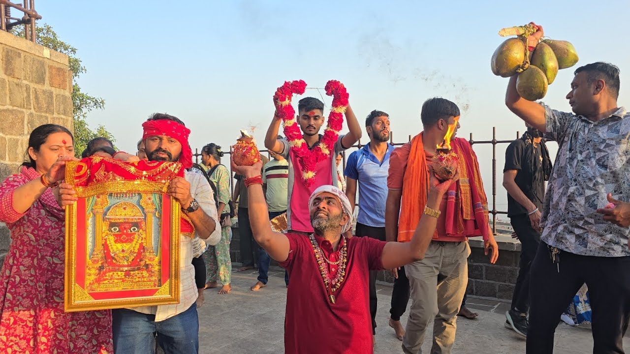 દર શુક્રવારે દંડવત યાત્રા માં ના ભગત પટેલ અલ્પેશભાઇ બાપજી સુંદરણાધામ Pavagadh Mahakali Maa