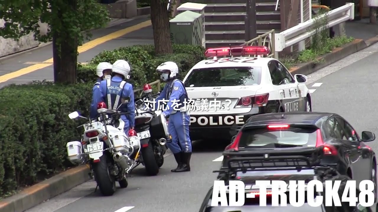 白バイFJR1300倒しちゃった？交通違反だけなのに…倒れた白バイを起こすのを手伝う軽自動車の運転者、FJRは白バイとパトカーでサンドし自走で帰還