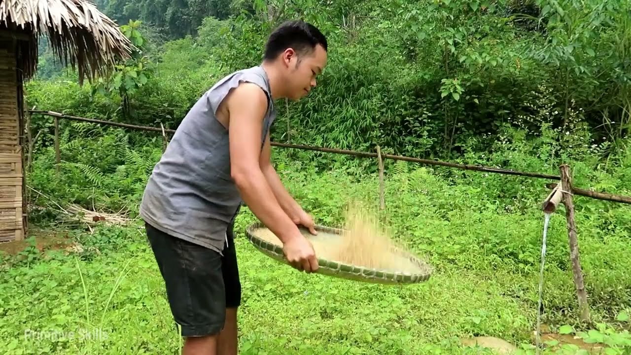 The tattooed young man abandoned his life as a gangster: Building a new life in a small forest