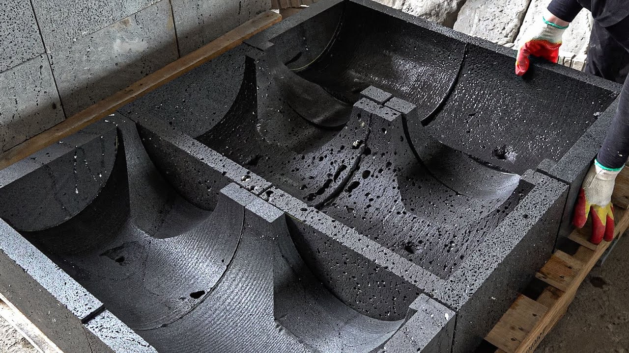 Процесс изготовления глубоководных рыбодомиков путем высекания их из больших камней.