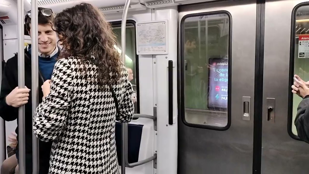 Metro Barcelona L4 Trayecto de Via Julia a Urquinaona Serie 2133