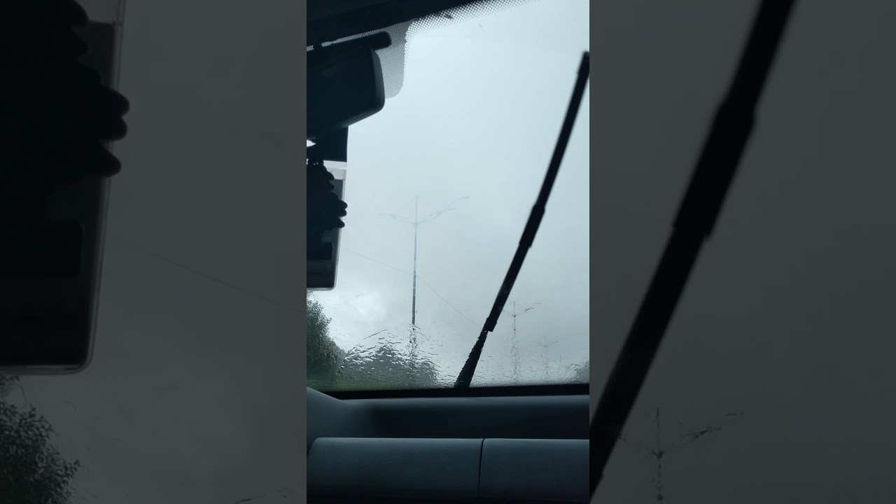 dirigindo na chuva muito forte temporal