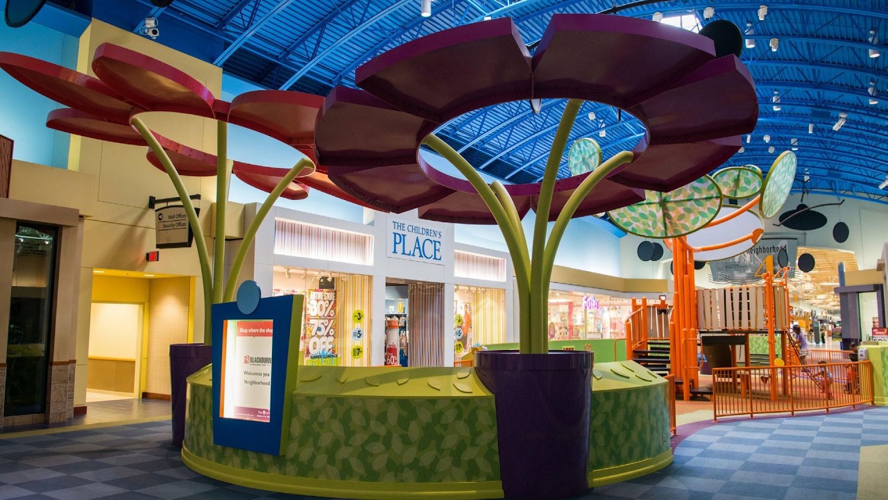 Exploring a Doomed Rust Belt Ghost Mall Frozen in History