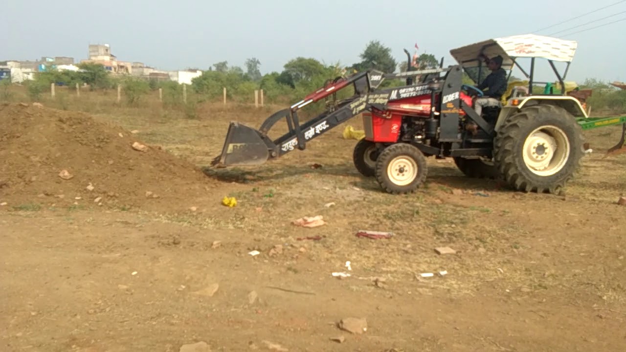 Tractor loader attachment at Swaraj 960