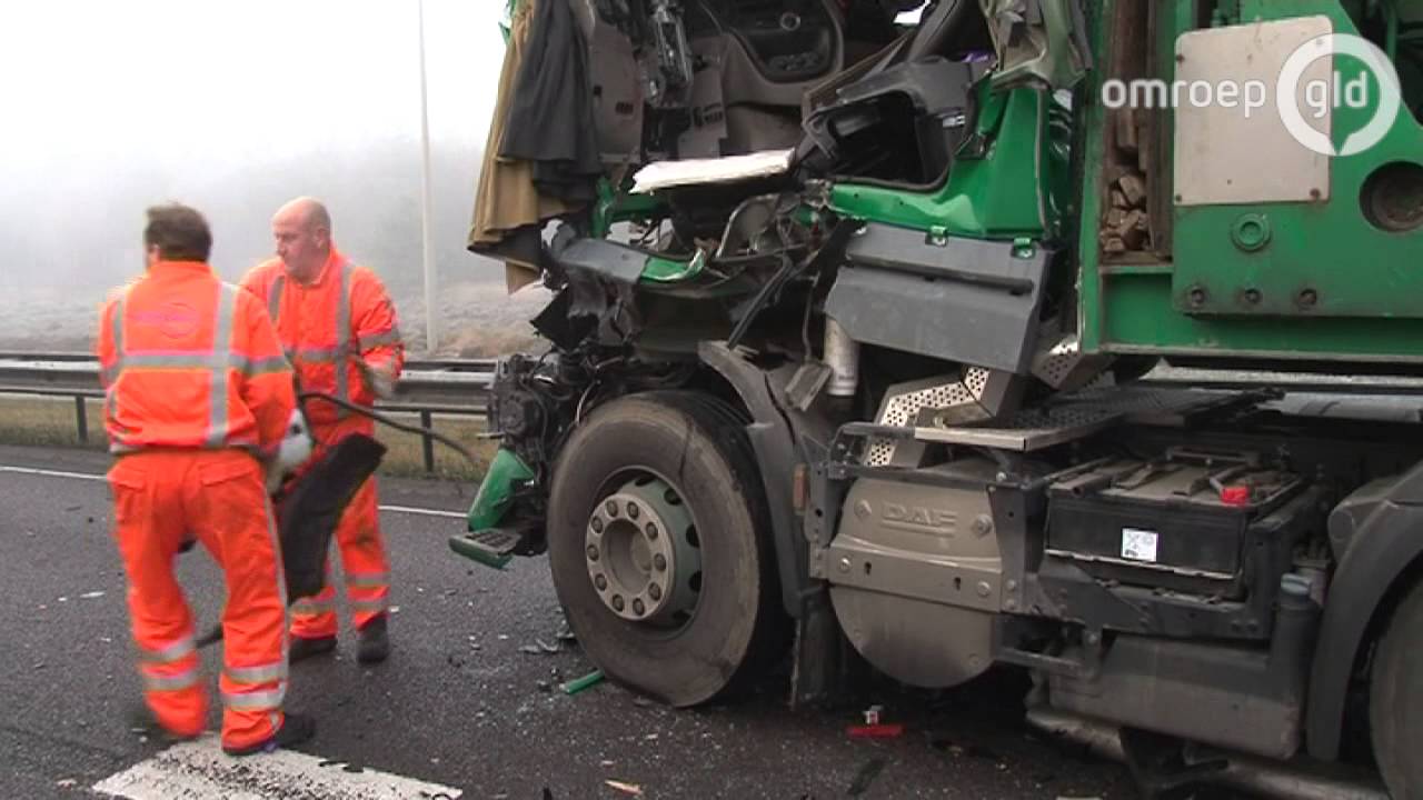 Deel A50 dicht na ongeluk met vrachtwagens